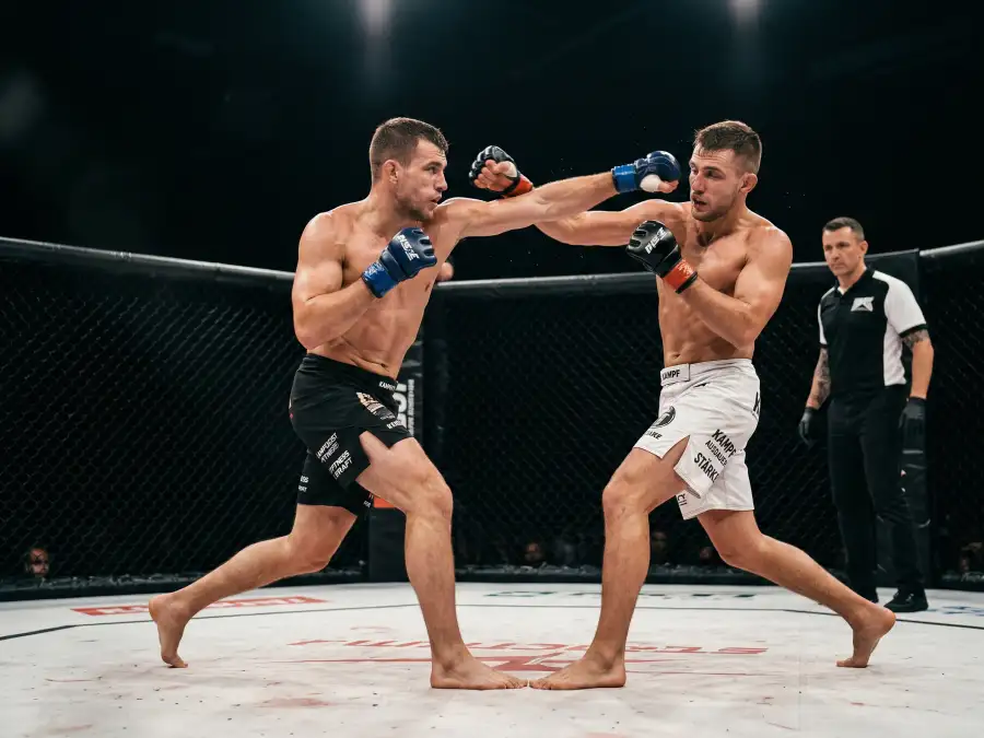 MMA-Kämpfer im Oktagon-Käfig während eines Kampfes mit Wettquoten-Analyse